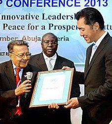Dr. Manu Chandaria, CEO Comcraft Group and Special Advisor of GPF Africa presents Dr. Hyun Jin Moon, with the award conferred to the Global Peace Foundation Kenya in 2013 by the United Nations for effort with youth and peace.