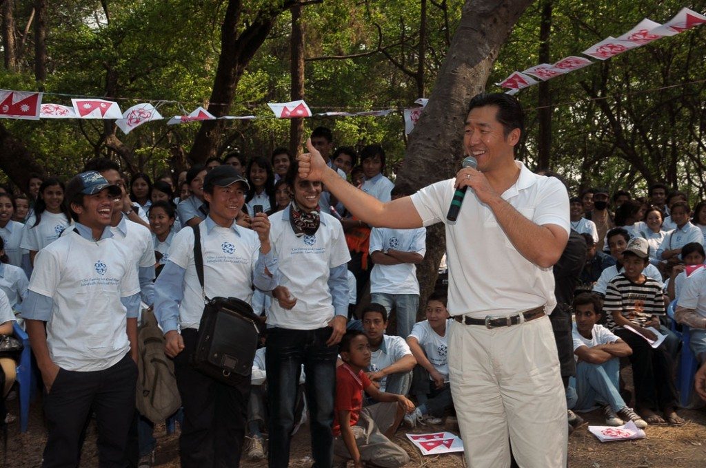 Dr. Hyun Jin Moon addresses the importance of youth and service with volunteers at an environmental clean-up near Kathmandu, Nepal in 2010.