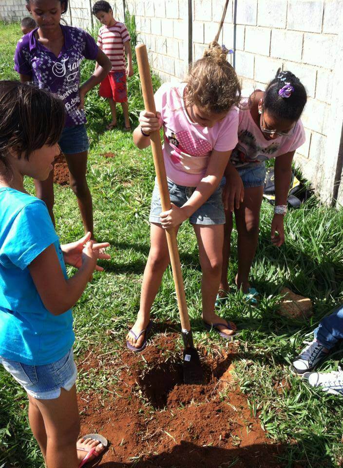 Children participating in community service, Global Peace Foundation, Brazil