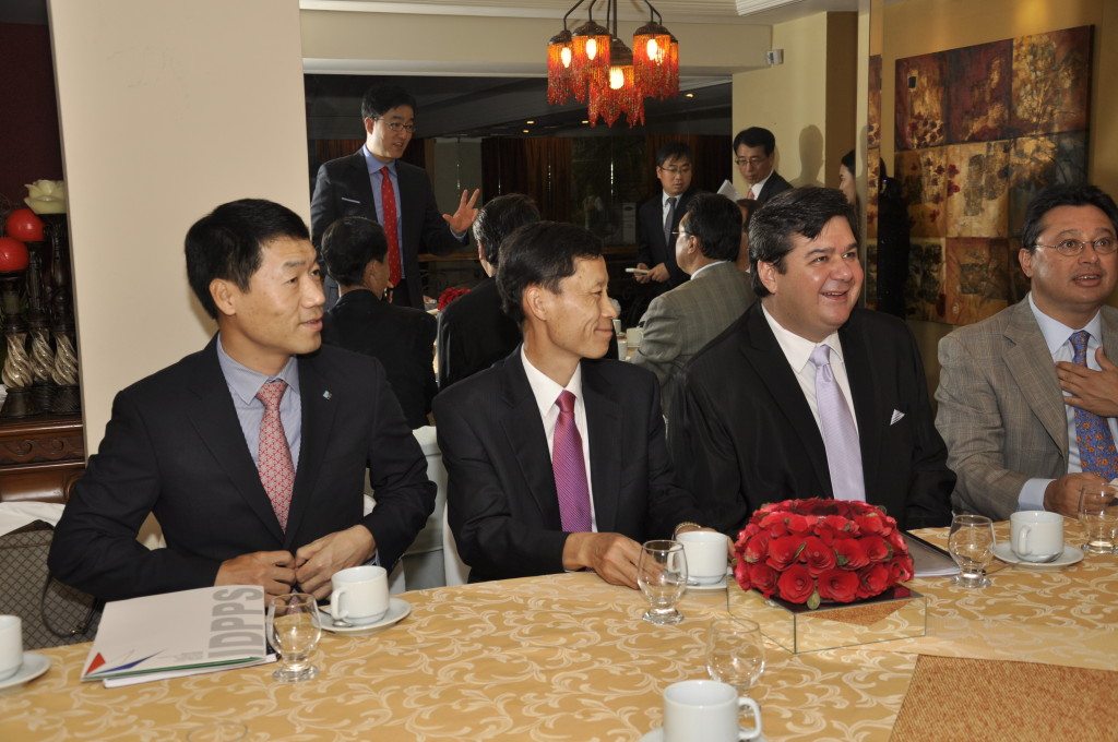 Korean and Paraguay businessmen at a recent conference in Paraguay discuss opportunities for investment and development.