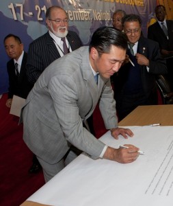 Dr. Moon signing the Nairobi Declaration.