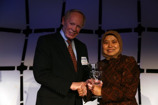 Douglas Johnston presents the Global Peace Award to Ms. Tri Mumpuni at the Global Peace Convention 2012.