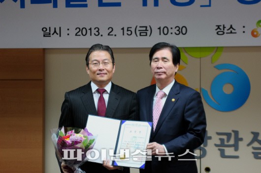 Minister for Special Affairs Ko Heung-Kil (right) takes a commemorative photo after presenting Global Peace Foundation (GPF) Korea president Yoo Kyung-Ei(left) with a Certificate of Commendation. (Credit: Financial News, Korea)
