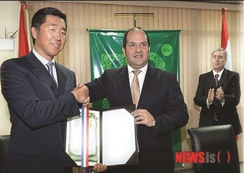 Dr. Moon receives honorary citizenship from Mayor Samaniego of Asuncion, Paraguay. (photo credit: NewsIs)