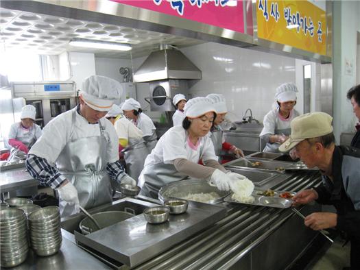 GPF-Korea Daegu Chapter Volunteer at Senior Meal Center.