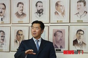 Dr. Hyun Jin Moon-with-past-Paraguayan-Presidents