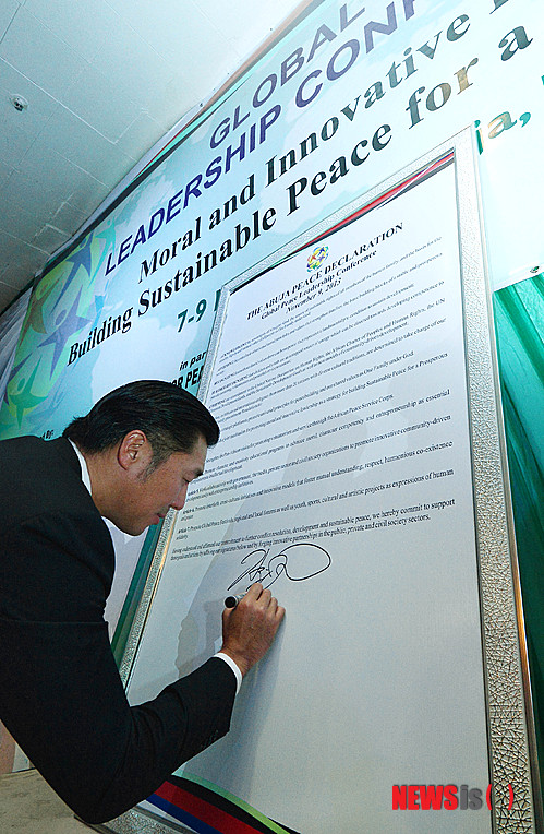 HJM signing Abuja Declaration 2013