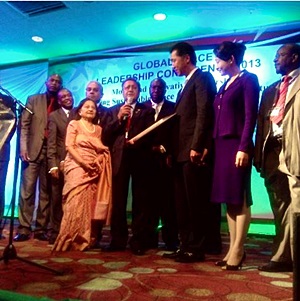 Dr. Manu Chandaria presents Dr. Moon with the UN Award given to GPF Kenya in recognition for its work with sustainable peace and youth empowerment. 