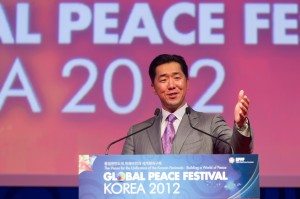 Dr. Moon delivers keynote at the Global Peace Leadership Conference, Korea 2012.