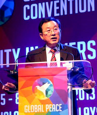 Secretary of the Saemaul Movement Center, Mr. Myung Soo Cho explains the strengths of the movement at the Global Peace Convention 2013. 