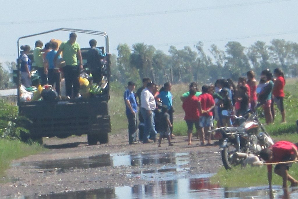 Global Peace Foundation - Paraguay volunteers and the Paraguayan Army deliver supplies to flood victims in Alto-Paraguay