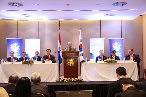 Business and government leaders at a symposium highlighting Korea's development model for Paraguay.