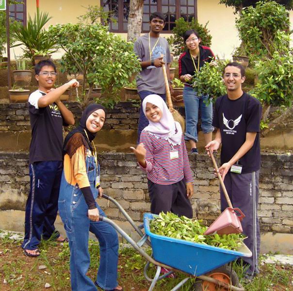 Global Peace Volunteers cleaning up communities in Malaysia