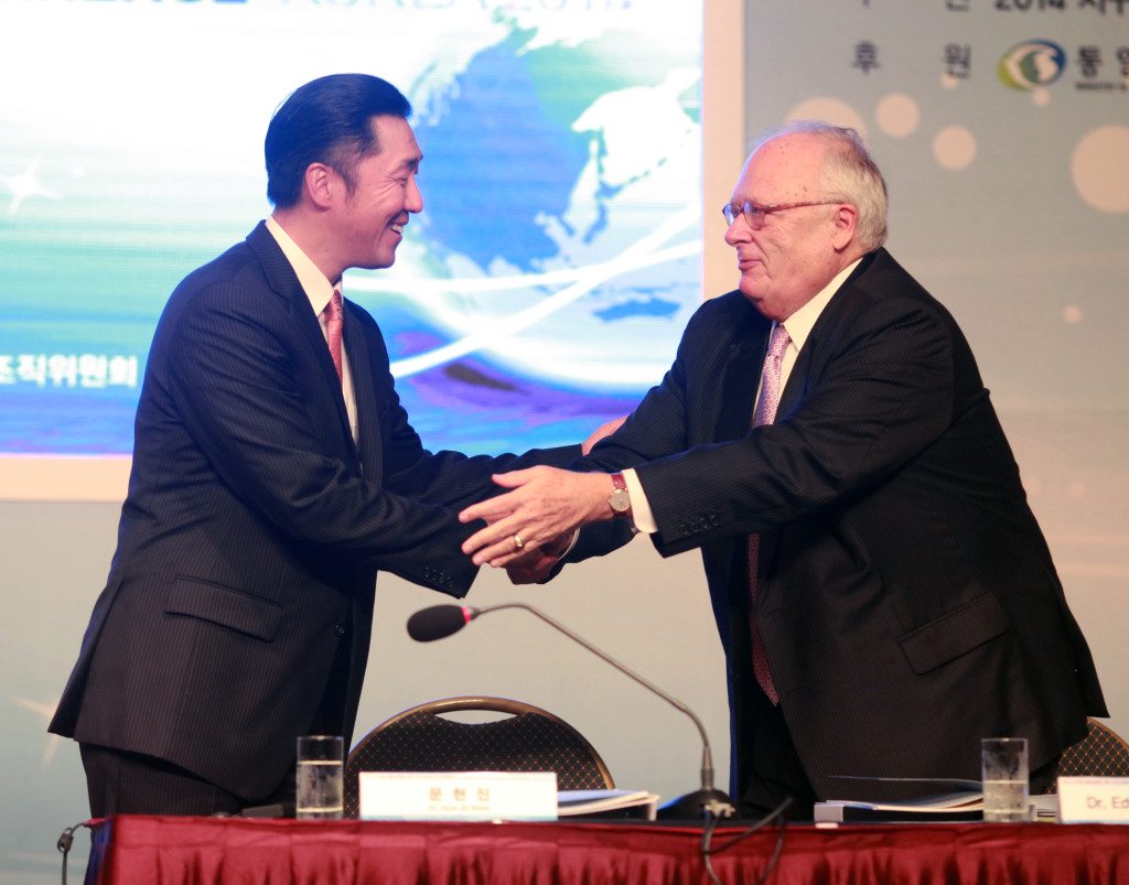 Dr. Hyun Jin Moon greets Dr. Edwin J. Feulner at the 2014 Global Peace Leadership Conference in Seoul.