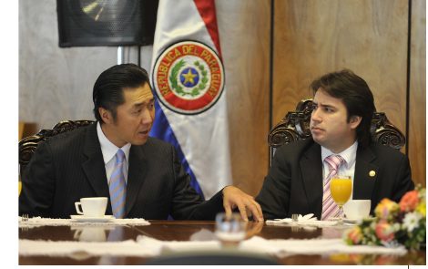 GPF Chairman Dr. Hyun Jin Moon emphasized the importance of shared valued values for national renewal in meetings with Paraguayan leaders. Dr. Moon meets here with Congressman Ariel Oviedo.