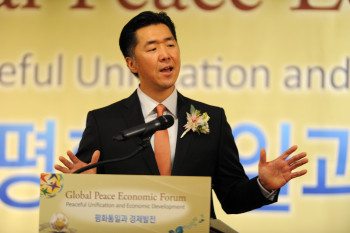 Dr. Hyun Jin Moon Presents Economic Paradigm for Reunification, Sisa Newspaper