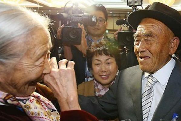 Reunions-begin-for-aging-Koreans-divided-by-war-DMZ