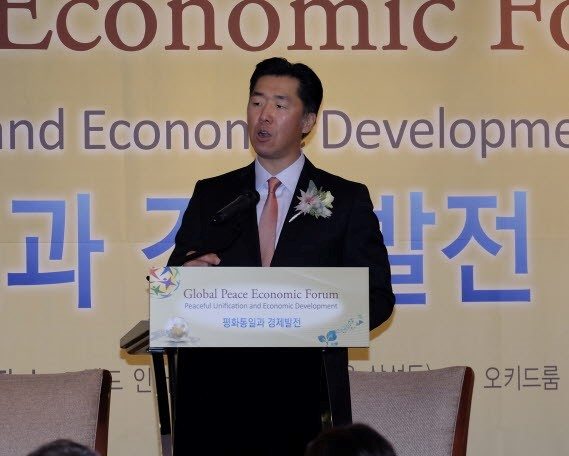 Hyun Jin Moon, GPF International chairperson, gives the keynote speech at the Reunification Economy Forum themed ‘Peaceful Reunification and Economic Development’ at the Intercontinental Hotel in Seoul’s Samsŏng-dong on the 8th.