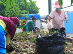 Families from Rusunawa Flamboyan clean their community together